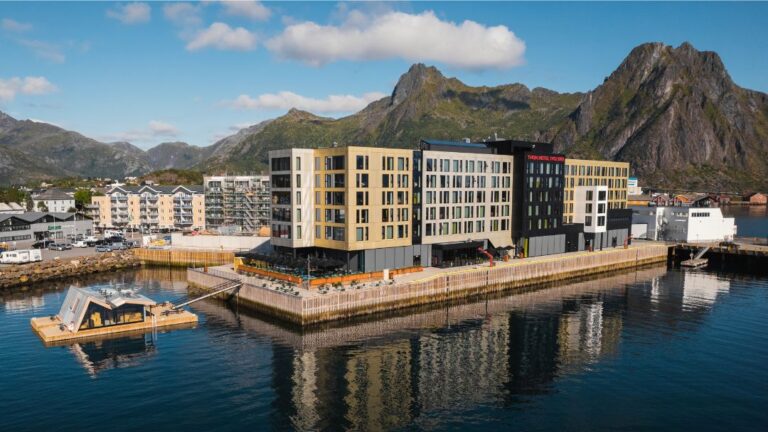 Thon Hotel Svolvær sur le front de mer. Photo de : Thon Hotels.