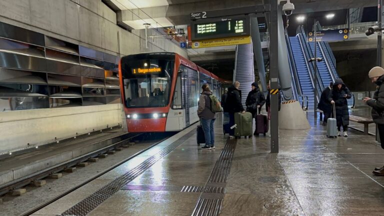Station de train léger sur rail à l'aéroport de Bergen. Photo : David Nikel.