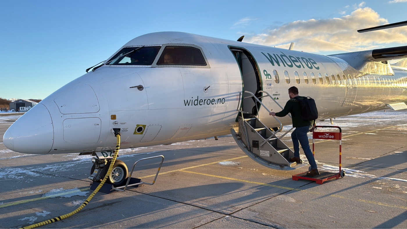 Passenger boarding a Widerøe aircraft. Photo: David Nikel.