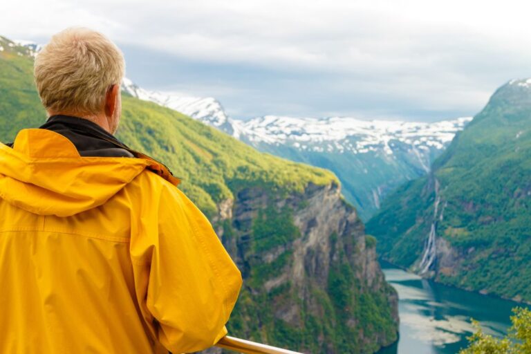 Homme au point de vue du fjord en Norvège.