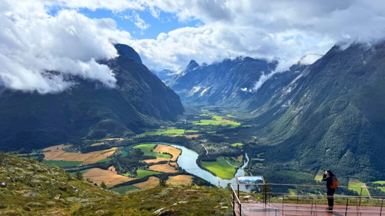 Personne admirant la vue depuis le sommet du téléphérique d'Åndalsnes. Photo : David Nikel.