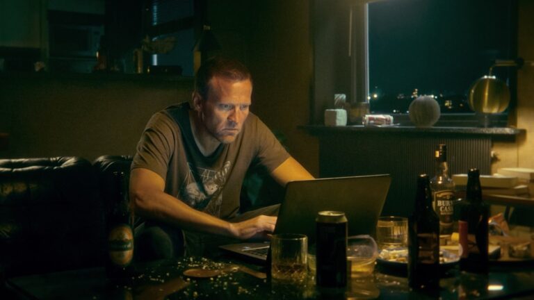 Tobias Santelmann dans le rôle de Harry Hole dans 