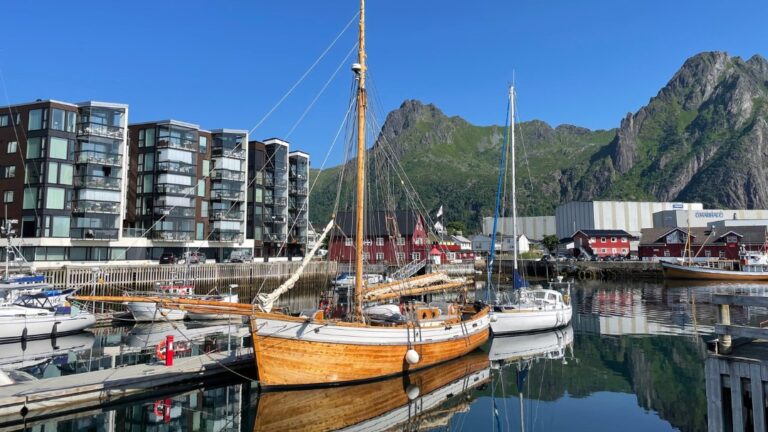 Front de mer de Svolvær dans les Lofoten. Photo : David Nikel.