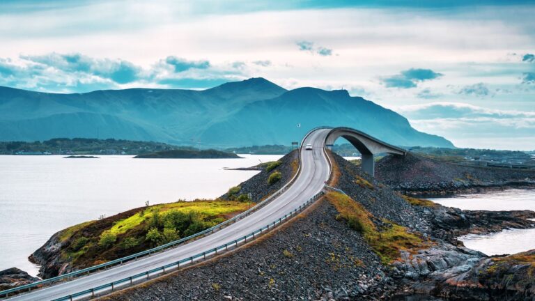 Célèbre pont sur la route de l'océan Atlantique en Norvège.