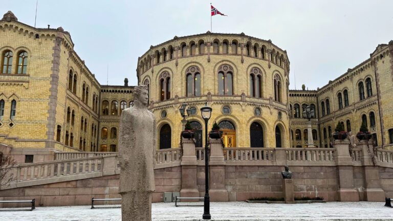 Bâtiment du Parlement norvégien à Oslo, Norvège. Photo : David Nikel.