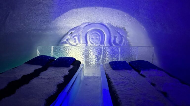Chambre à coucher dans l’hôtel de glace de Kirkenes en Norvège. Photo : David Nikel.