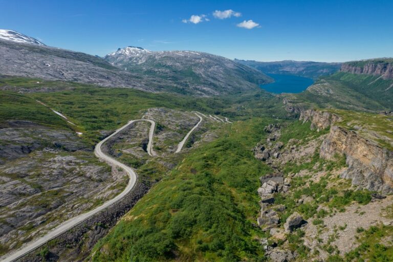 Route vers un fjord à Saltfjellet, Norvège. Photo : Virrage Images / Shutterstock.com.