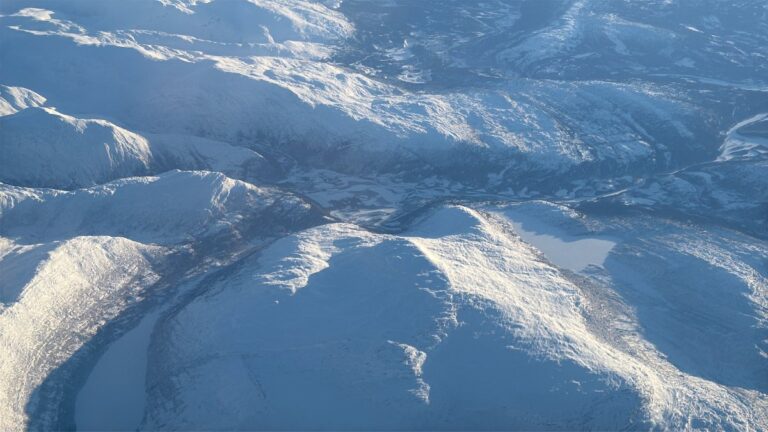 La vue depuis un avion au-dessus du parc national Saltfjellet-Svartisen en Norvège. Photo : David Nikel.