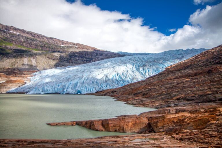 Le glacier Svartisen rencontre un lac. Photo : Eva Bocek / Shutterstock.com.
