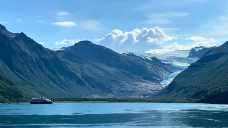 Un bras du glacier Svartisen en été. Photo : David Nikel.