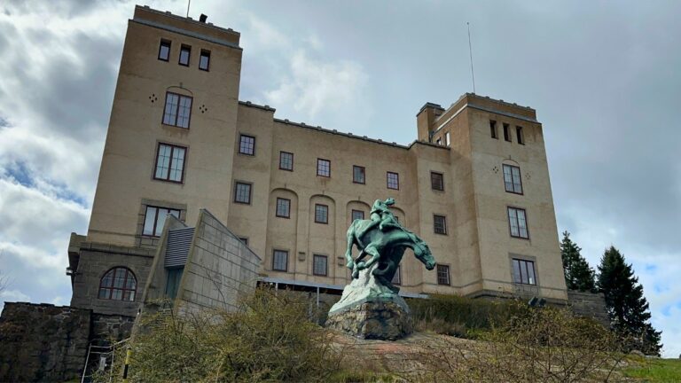 Extérieur de Kongshavn Videregående Skole (KVS) à Oslo. Photo : David Nikel.