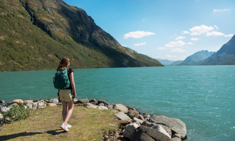 Un citoyen norvégien en randonnée au bord d’un fjord