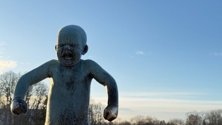 Sculpture de bébé du parc Vigeland. Photo : David Nikel.