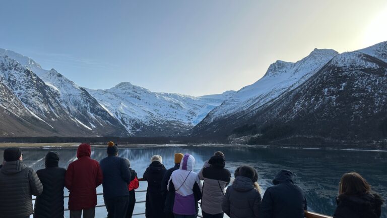 Approche du glacier Svartisen sur un bateau. Photo : David Nikel.