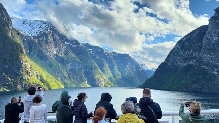 Touristes de croisière dans les fjords de Norvège. Photo : David Nikel.