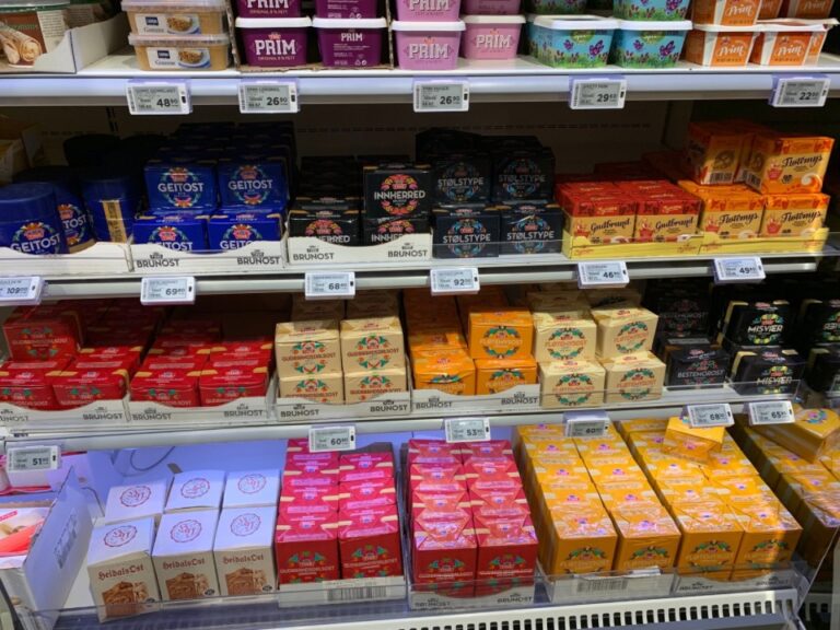 Fromage brun dans un supermarché norvégien. Photo : David Nikel.