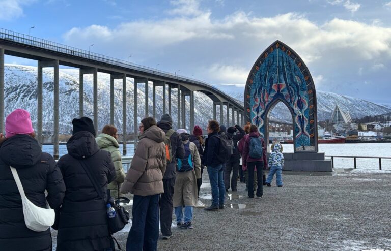 Ligne de touristes au monument de Tromsø « Porten til Ishavet ». Photo : David Nikel.