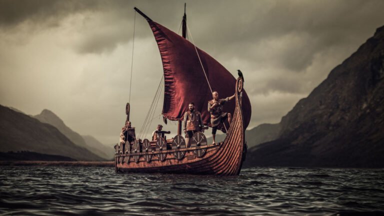 Bateau viking avec image de concept de voile rouge
