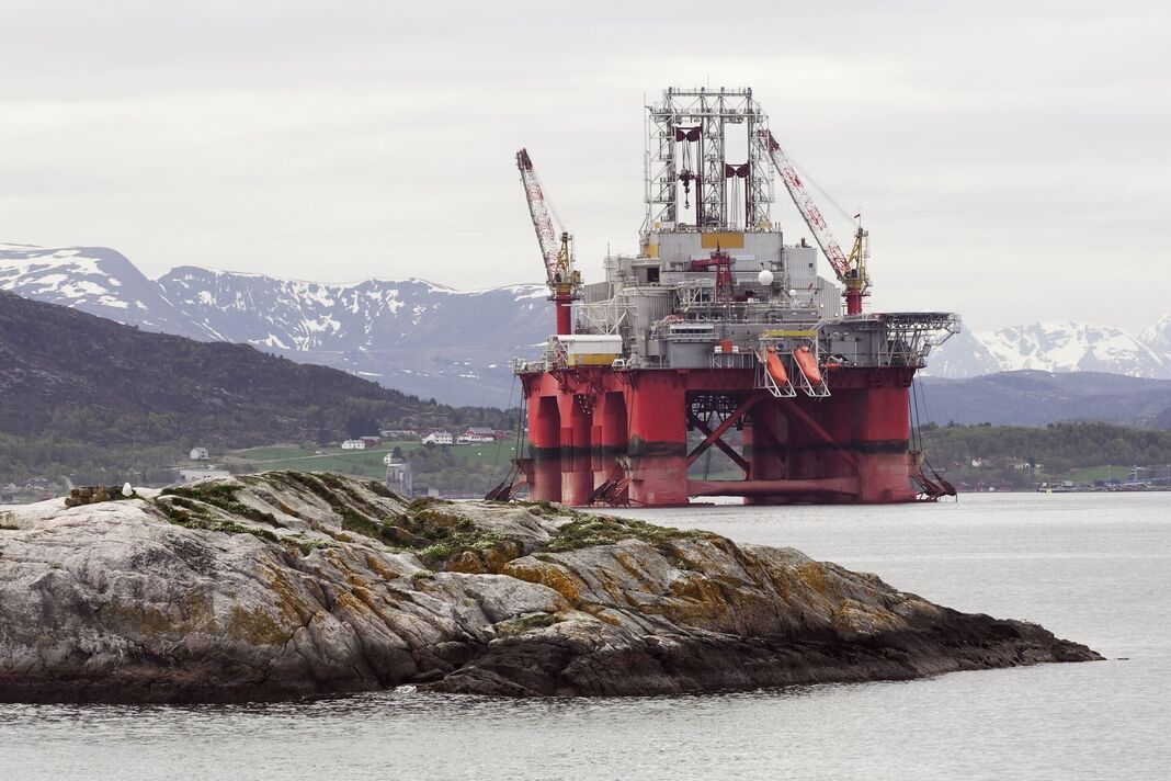 Plate-forme pétrolière dans le paysage du fjord Plate-forme pétrolière dans le paysage du fjord
