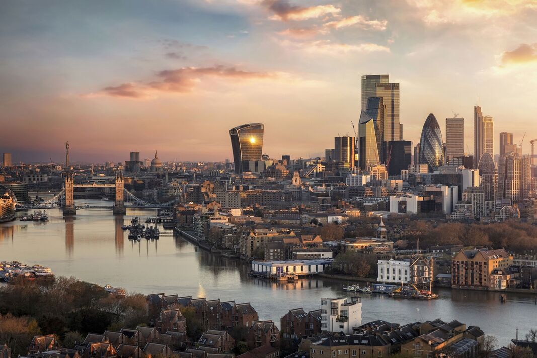 L'horizon de la ville de Londres avec Tower Bridge et le quartier financier au lever du soleil L'horizon de la ville de Londres avec Tower Bridge et le quartier financier au lever du soleil