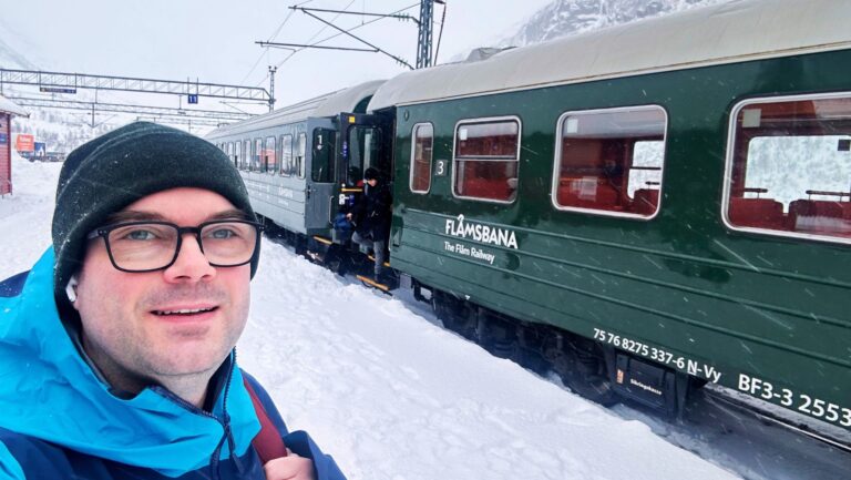David sur le chemin de fer de Flåm en hiver. Photo : David Nikel.