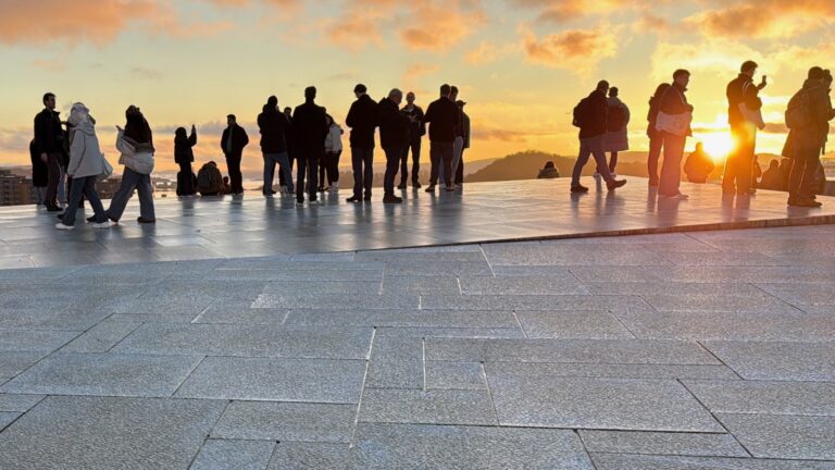 Foule à l’Opéra d’Oslo regardant un coucher de soleil. Photo : David Nikel.