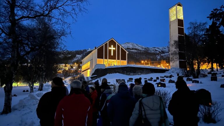 Visiteurs au nouveau cimetière de Narvik au crépuscule. Photo : David Nikel.