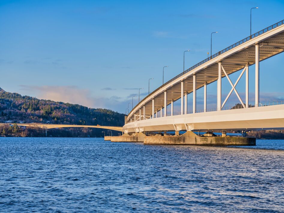 Photo du niveau de la mer du pont Nordhordland, Bergen, Norvège Photo du niveau de la mer du pont Nordhordland, Bergen, Norvège