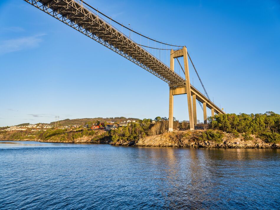 Pont Nordhordland, une photo prise sous le pont, Bergen, Norvège Pont Nordhordland, une photo prise sous le pont, Bergen, Norvège