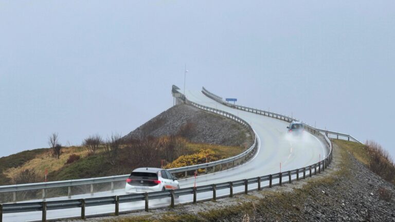 Deux voitures circulant sur la route atlantique de Norvège par temps pluvieux. Photo : David Nikel.