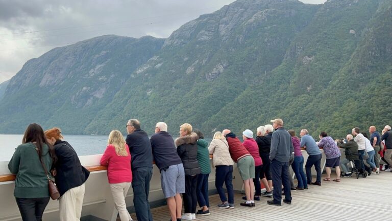 Les croisiéristes admirent le Lysefjord. Photo : David Nikel.