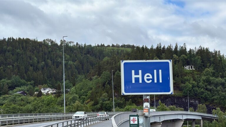 Panneau routier de l'Enfer, en Norvège.