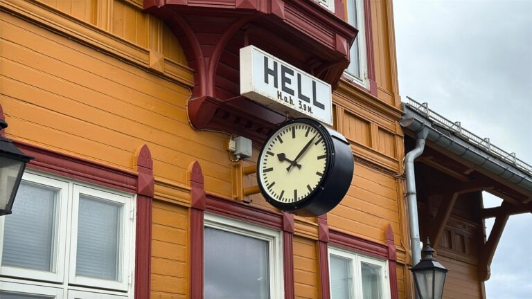 Panneau et horloge de la gare de l'enfer.