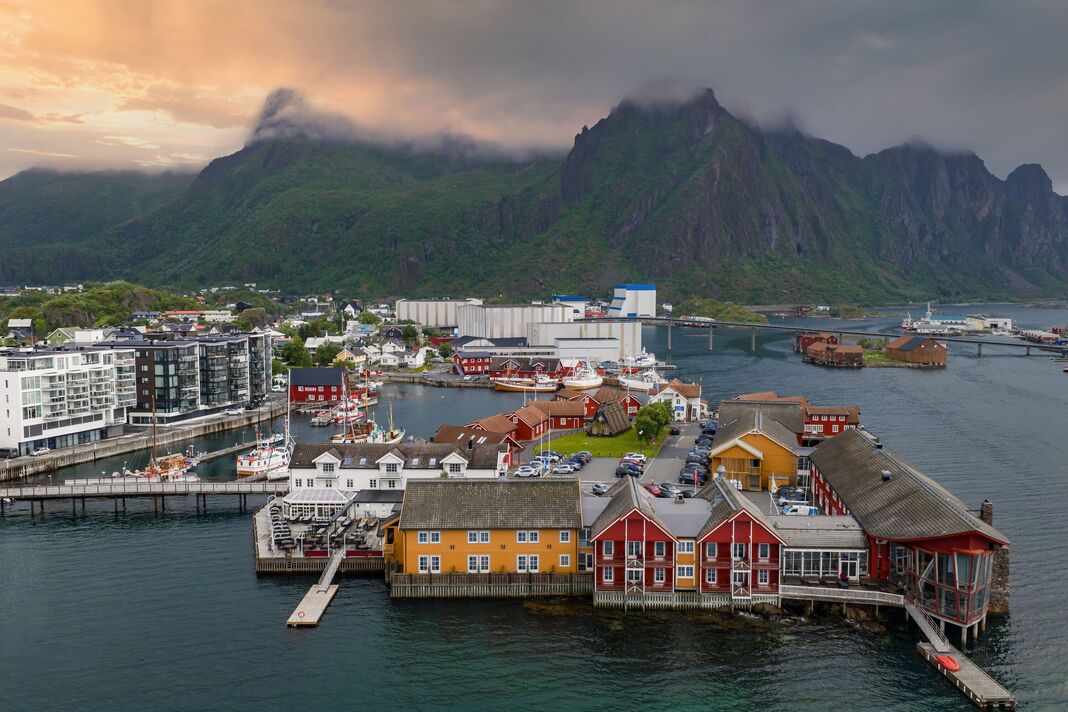 Vue aérienne du port de Svolvaer, Lofoten, avec rorbuer et pics brumeux