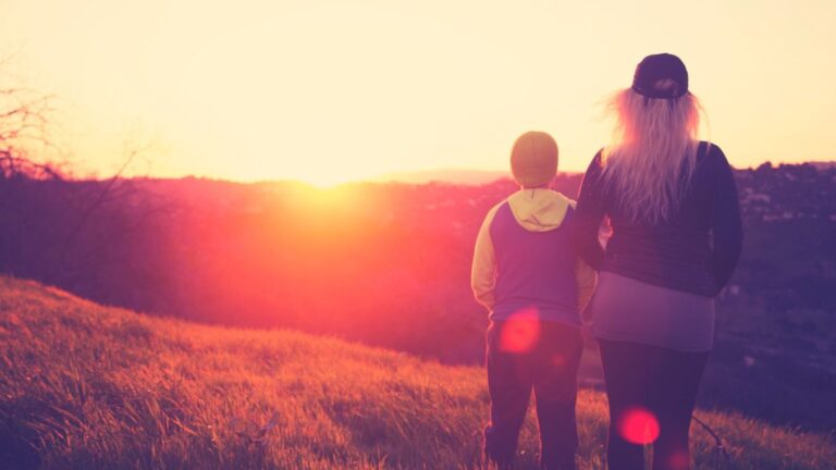 Fille au pair avec un jeune enfant norvégien.