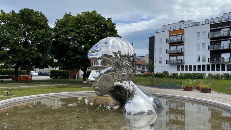 Sculpture et plan d'eau à Sarpsborg. Photo : David Nikel.