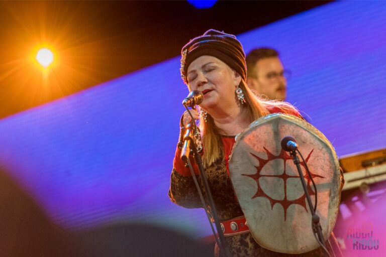 Mari Boine se produit au festival Riddu Riđđu. Photo : Ørjan Marakatt Bertelsen / Riddu Riđđu Flickr.