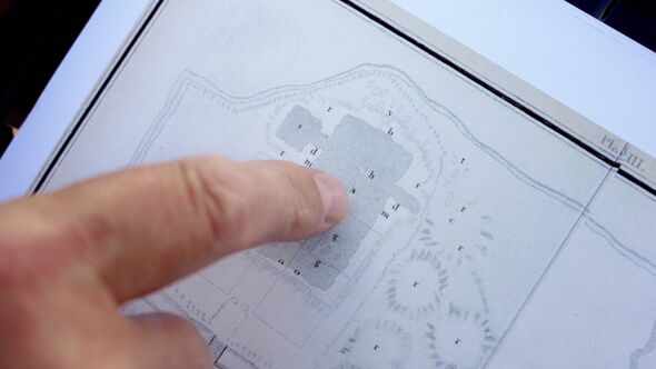 Un doigt touche une carte détaillée affichée sur un écran numérique, mettant en évidence une région spécifique avec une zone grisée. Un doigt touche une carte détaillée affichée sur un écran numérique, mettant en évidence une région spécifique avec une zone grisée.