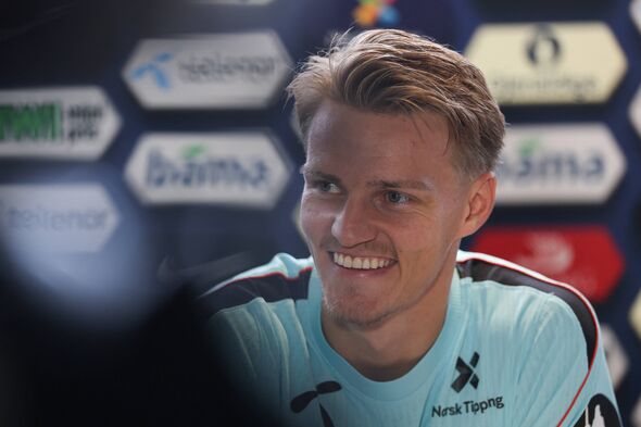 Martin Odegaard s'exprimant lors d'une conférence de presse Martin Odegaard s'exprimant lors d'une conférence de presse