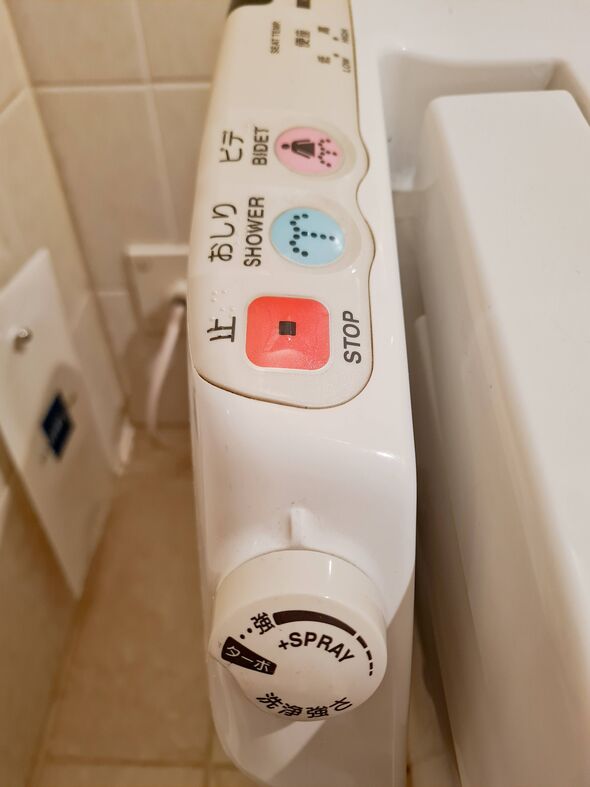 Le panneau de commande d'une toilette japonaise de haute technologie avec fonction bidet.Divers boutons et commandes sont visibles, y compris la douche,b Le panneau de commande d'une toilette japonaise de haute technologie avec fonction bidet.Divers boutons et commandes sont visibles, y compris la douche,b