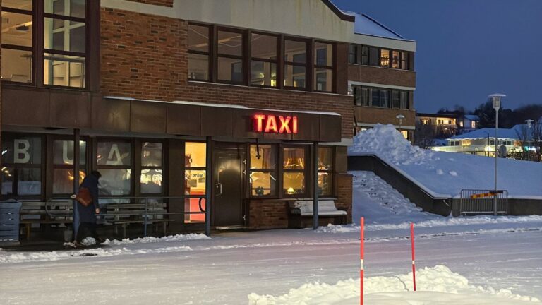 Bureau de taxis à Leknes.