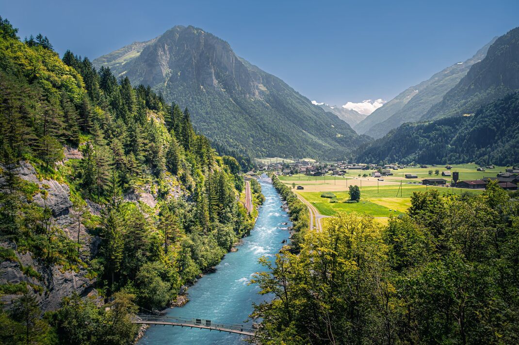 Rivière Aare et village d'Innertkirchen dans la région de l'Oberland bernois en Suisse Rivière Aare et village d'Innertkirchen dans la région de l'Oberland bernois en Suisse