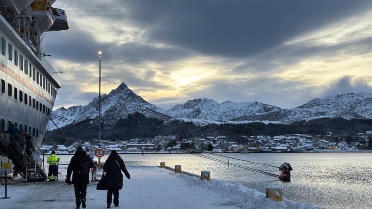 Terminal de croisière de Leknes en hiver. Photo : David Nikel.