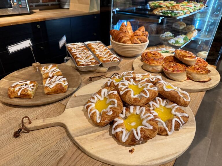 Pâtisseries à la boulangerie Lofoten à Leknes. Photo : David Nikel.