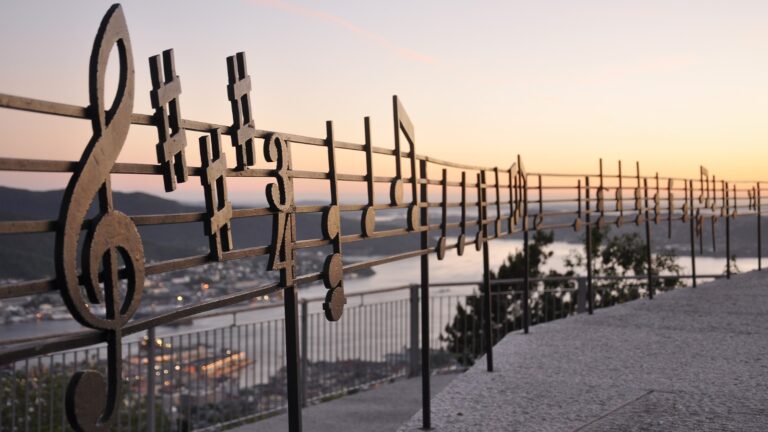 Sculpture de notes de musique à Bergen, Norvège.