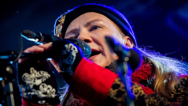 Mari Boine se produit au festival Riddu Riđđu. Photo : Ørjan Marakatt Bertelsen / Riddu Riđđu Flickr.