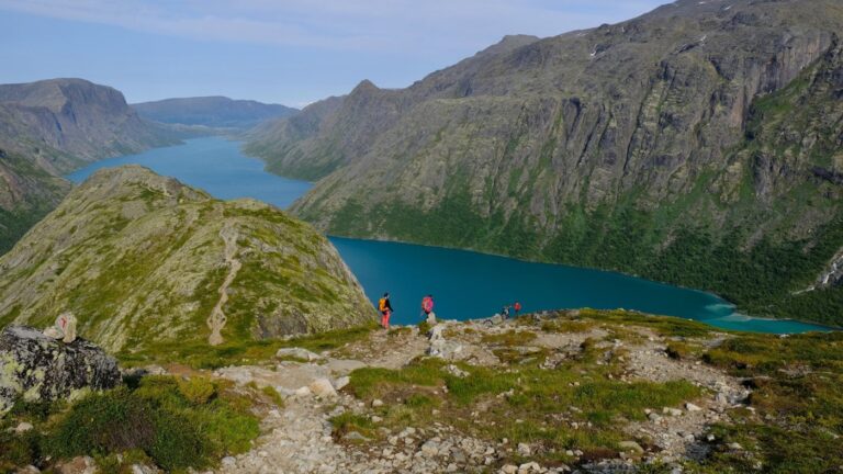 Randonneurs au lac Gjende en Norvège.