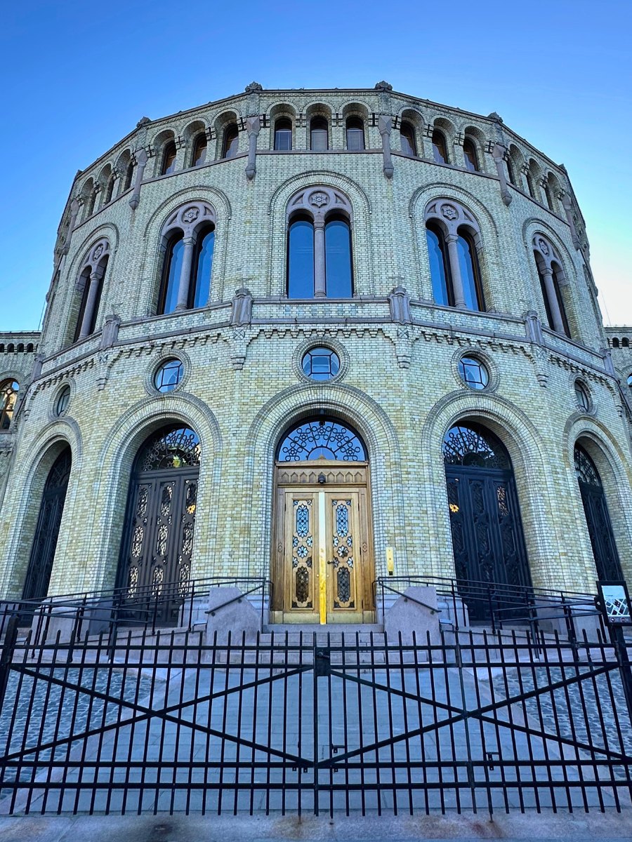 Bâtiment du Parlement norvégien à Oslo, Norvège. Photo : David Nikel.
