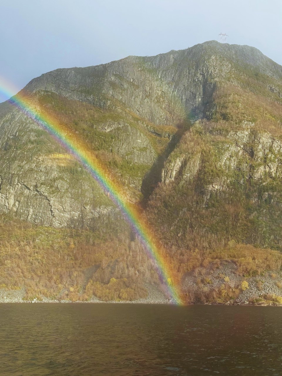 Arc-en-ciel sur le Hjørundfjord de Norvège. Photo : David Nikel.
