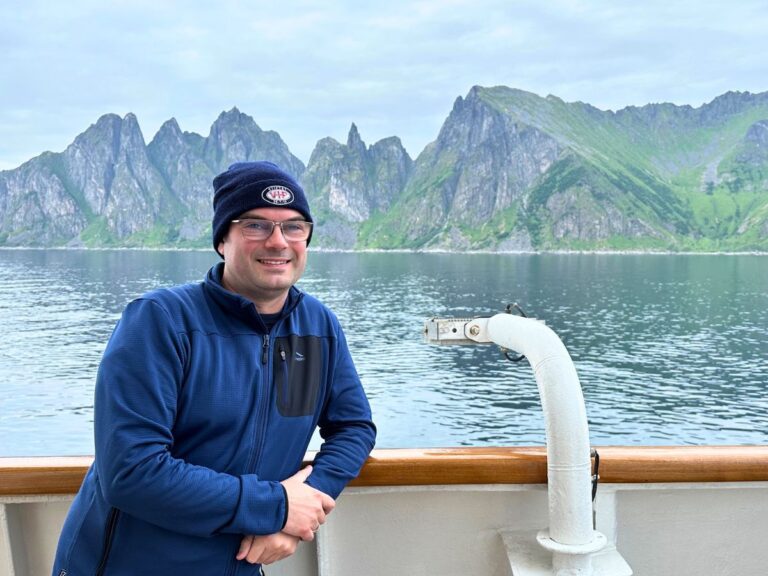 David naviguant devant l'île de Senja. Photo : David Nikel.